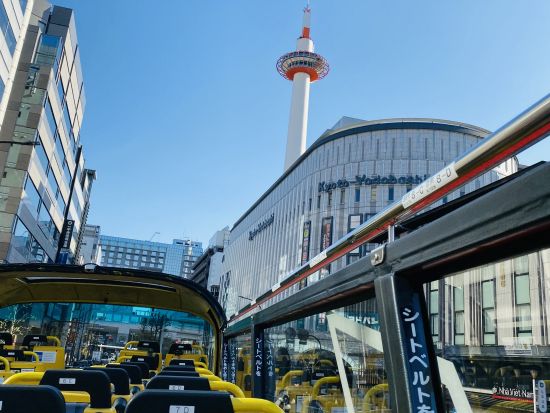 オープントップバス 開放感あふれるバスで二条城や西本願寺など名所を車窓観光＜京都駅発＞by おこしバス（京都定期観光バス）