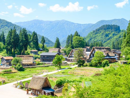 金沢発着日帰りバスツアー 白川郷＋五箇山 2つの世界遺産めぐる合掌造り周遊 山の幸満載の昼食＜月・火・金 催行／添乗員同行／1日＞