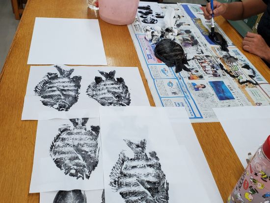 イノー（浅瀬）釣り＆生き物探し体験　サンゴ礁に囲まれた浅い海で磯遊びを楽しもう！魚拓体験プランもあり＜読谷村＞