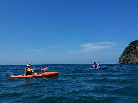  透明度の高い浦富海岸の海を満喫！シーカヤック体験 選べる初心者～経験者向けコースあり＜4月〜10月／岩美駅からの送迎無料／岩美＞by 鳥取県自然体験塾