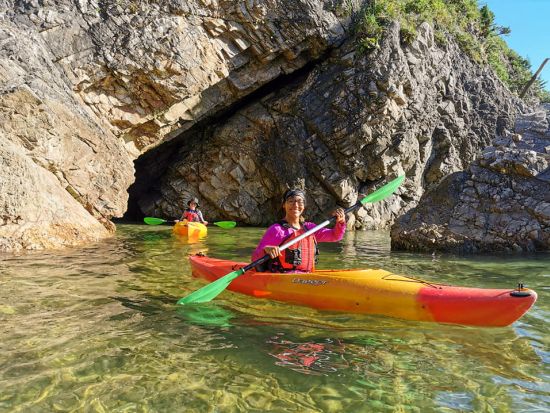  透明度の高い浦富海岸の海を満喫！シーカヤック体験 選べる初心者～経験者向けコースあり＜4月〜10月／岩美駅からの送迎無料／岩美＞by 鳥取県自然体験塾