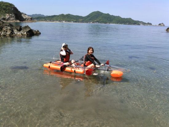 透明度の高い浦富海岸の海を満喫！ ガイドと一緒に漕ぐクリアカヤック体験 洞窟探検プランもあり＜4月〜10月／岩美＞by 鳥取県自然体験塾