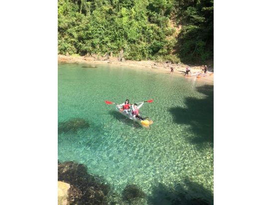 透明度の高い浦富海岸の海を満喫！ ガイドと一緒に漕ぐクリアカヤック体験 洞窟探検プランもあり＜4月〜10月／岩美＞by 鳥取県自然体験塾