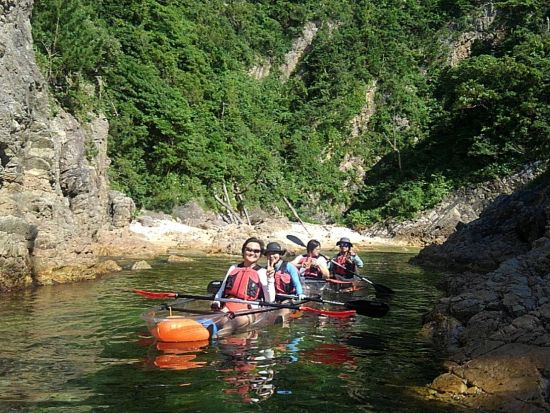 透明度の高い浦富海岸の海を満喫！ ガイドと一緒に漕ぐクリアカヤック体験 洞窟探検プランもあり＜4月〜10月／岩美＞by 鳥取県自然体験塾