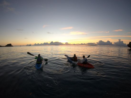 サンライズ カヤック体験 神の島と呼ばれる浜比嘉島に昇る朝日を海上から鑑賞！沖縄の海で最高の朝活ツアー＜うるま市＞