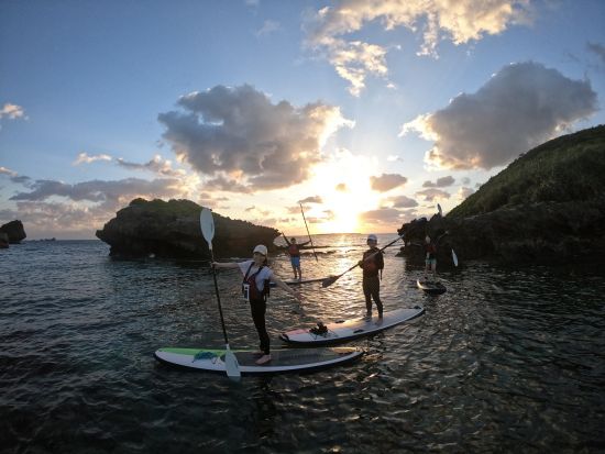 SUP（スタンドアップパドル）体験 美ら島海道サンライズ 浜比嘉島に昇る朝日に向かっていざ出発！初心者の方、お子様連れの方も歓迎♪＜うるま市＞