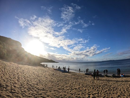 SUP（スタンドアップパドル）体験 美ら島海道サンライズ 浜比嘉島に昇る朝日に向かっていざ出発！初心者の方、お子様連れの方も歓迎♪＜うるま市＞