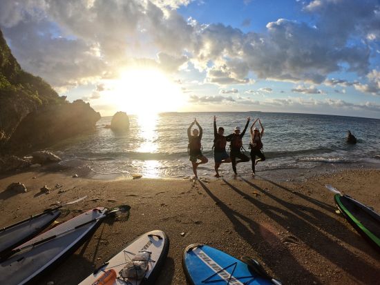 SUP（スタンドアップパドル）体験 美ら島海道サンライズ 浜比嘉島に昇る朝日に向かっていざ出発！初心者の方、お子様連れの方も歓迎♪＜うるま市＞