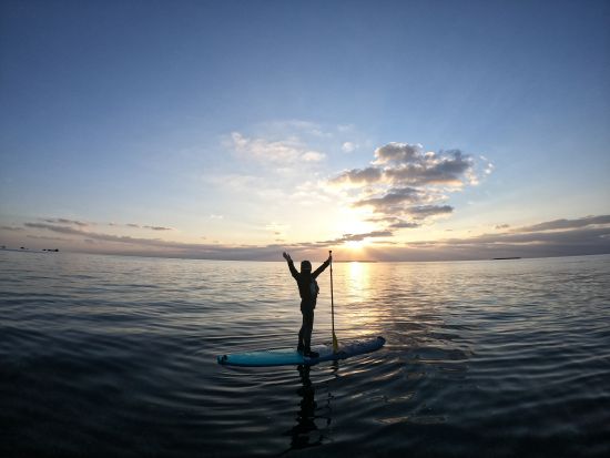 SUP（スタンドアップパドル）体験 美ら島海道サンライズ 浜比嘉島に昇る朝日に向かっていざ出発！初心者の方、お子様連れの方も歓迎♪＜うるま市＞