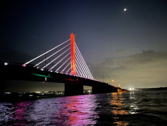 海中道路 夜のカヤック体験 ライトアップされた海中道路を海の上から鑑賞！日中とは雰囲気が違う沖縄の海を堪能♪＜うるま市＞