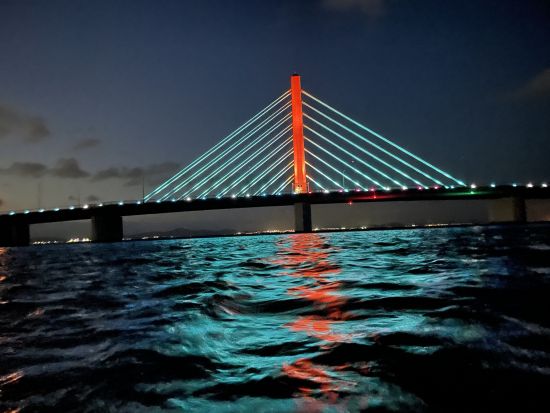 海中道路 夜のカヤック体験 ライトアップされた海中道路を海の上から鑑賞！日中とは雰囲気が違う沖縄の海を堪能♪＜うるま市＞