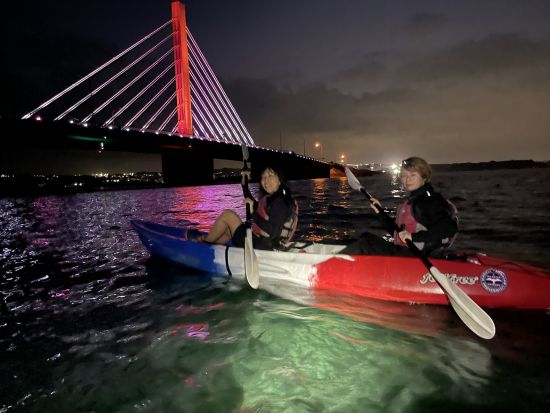 海中道路 夜のカヤック体験 ライトアップされた海中道路を海の上から鑑賞！日中とは雰囲気が違う沖縄の海を堪能♪＜うるま市＞