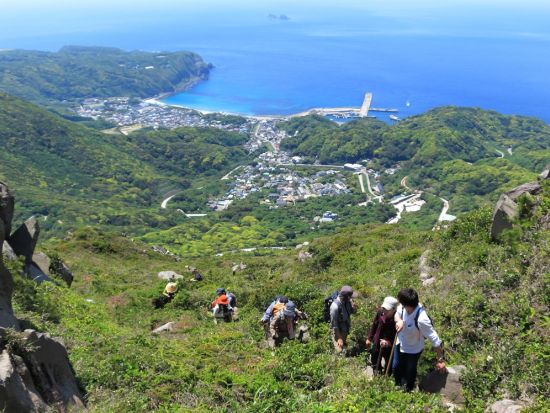 天上山トレッキングツアー　国立公園の特別保護地区で裏砂漠や不動池などの絶景スポットを巡る＜半日または1日／送迎付き／伊豆諸島・神津島＞