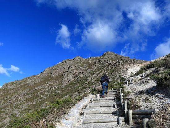 天上山トレッキングツアー　国立公園の特別保護地区で裏砂漠や不動池などの絶景スポットを巡る＜半日または1日／送迎付き／伊豆諸島・神津島＞