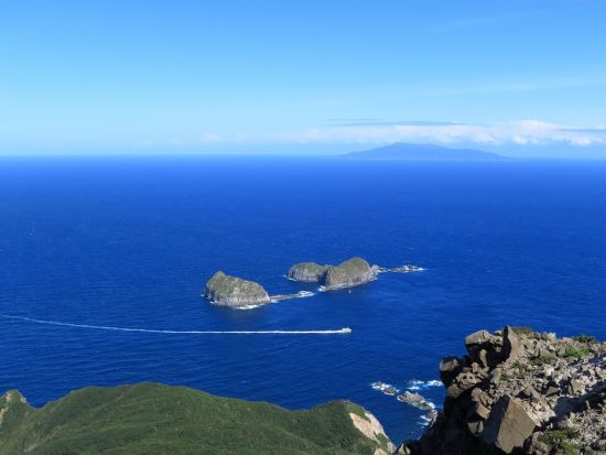 天上山トレッキングツアー　国立公園の特別保護地区で裏砂漠や不動池などの絶景スポットを巡る＜半日または1日／送迎付き／伊豆諸島・神津島＞