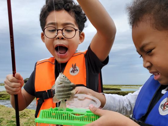 イノー（浅瀬）釣り＆生き物探し体験　サンゴ礁に囲まれた浅い海で磯遊びを楽しもう！魚拓体験プランもあり＜読谷村＞