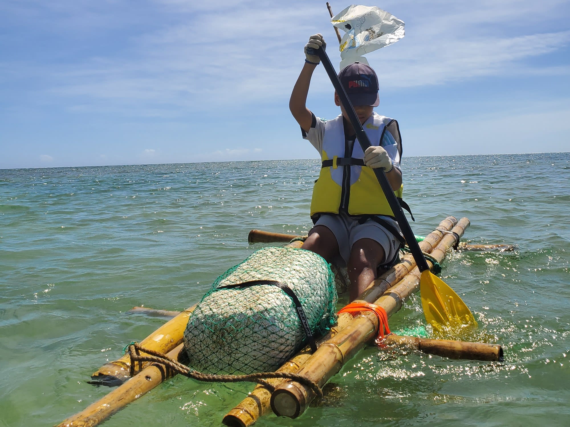 イカダ作り体験 ビーチの漂流物でイカダを手作りして、海に漕ぎ出そう