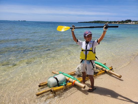 イカダ作り体験　ビーチの漂流物でイカダを手作りして、海に漕ぎ出そう！＜貸切／読谷村＞