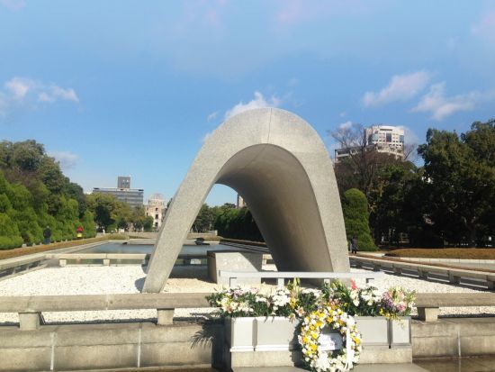 現地ガイドを貸切 平和都市広島の過去と未来をめぐるウォーキングツアー　広島平和記念資料館 ＋平和記念公園＋本川小学校平和資料館＋おりづるタワー＜広島＞