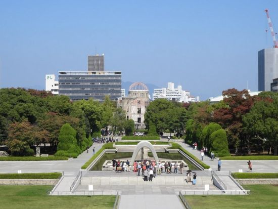 現地ガイドを貸切 平和都市広島の過去と未来をめぐるウォーキングツアー　広島平和記念資料館 ＋平和記念公園＋本川小学校平和資料館＋おりづるタワー＜広島＞