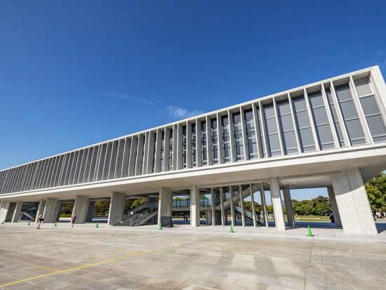 現地ガイドを貸切 平和都市広島の過去と未来をめぐるウォーキングツアー　広島平和記念資料館 ＋平和記念公園＋本川小学校平和資料館＋おりづるタワー＜広島＞