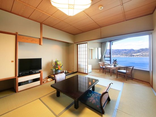 伊東温泉 ホテルサンハトヤ 1泊2日 オーシャンビューの和室 海底温泉 アドベンチャースパ ディナーショー 2 3名1室 夕 朝食付 伊東 熱海 伊東 沼津 三島の観光 遊び 体験 レジャー専門予約サイト Veltra ベルトラ