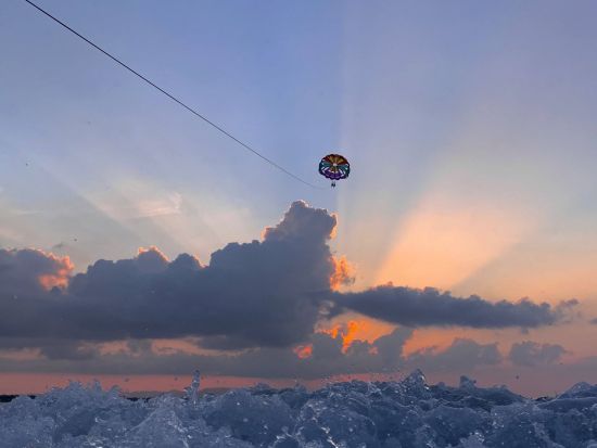 サンセットパラセーリング　選べる高さ50m／75m／100m　1日1組限定！夕焼けに移り行く空を上空で独り占め＜石垣港＞
