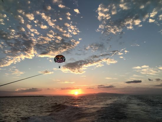 サンセットパラセーリング　選べる高さ50m／75m／100m　1日1組限定！夕焼けに移り行く空を上空で独り占め＜石垣港＞