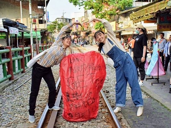 オンライン アカデミー 九分と十分を一度に満喫 昼の十分 九分の夕焼け散策オンラインツアー 台湾グルメや夜空へ天燈 ランタン 上げも Zoom 台北の観光 オプショナルツアー専門 Veltra ベルトラ オンライン アカデミー 九分と十分を一度に満喫 昼の十分 九分の夕焼け散策オンラインツアー 台湾グルメや夜空へ天燈 ランタン 上げも Zoom 台北の観光 オプショナルツアー専門 Veltra ベルトラ