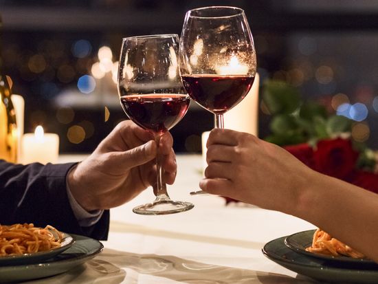 Generic_Wine_Dinner_Couple_shutterstock_1306518043