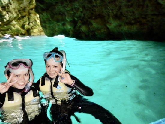 青の洞窟 シュノーケリング+シーカヤック　いくつもの巨岩をシーカヤックですり抜け冒険気分！＜ビーチ／ショップ設備利用可／恩納村発＞