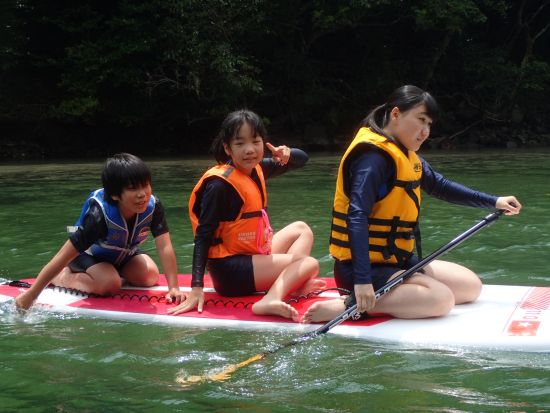 【貸切＆送迎付き】SUPツアー 透き通ったエメラルドグリーンの安房川でスタンドアップパドルボート ＜約3時間／3～10月＞ by 屋久島ガイドツアー