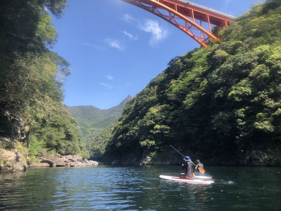 【貸切＆送迎付き】SUPツアー 透き通ったエメラルドグリーンの安房川でスタンドアップパドルボート ＜約3時間／3～10月＞ by 屋久島ガイドツアー
