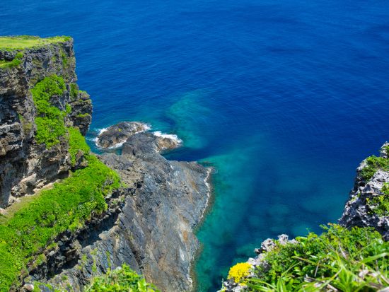 ガイドマップには載っていない場所へご案内！神秘の天然プール・洞窟・海など、7つを同時に味わえる「7つの冒険」コース＜5時間＞ by feel it