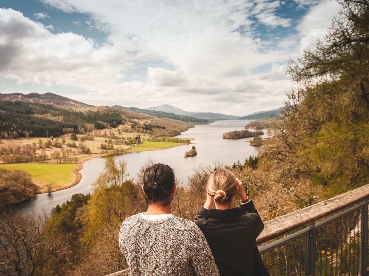 スコットランド日帰り観光ツアー ダンケルド村＆リゾート地