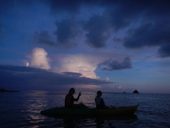 サンセット&ナイトカヤックツアー　1日1組限定！0歳から参加OK、リフト車所有でバリアフリー対応も可能＜4～10月／島内ホテル送迎選択可＞