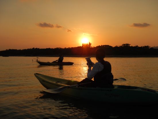 サンセット&ナイトカヤックツアー　1日1組限定！0歳から参加OK、リフト車所有でバリアフリー対応も可能＜4～10月／島内ホテル送迎選択可＞