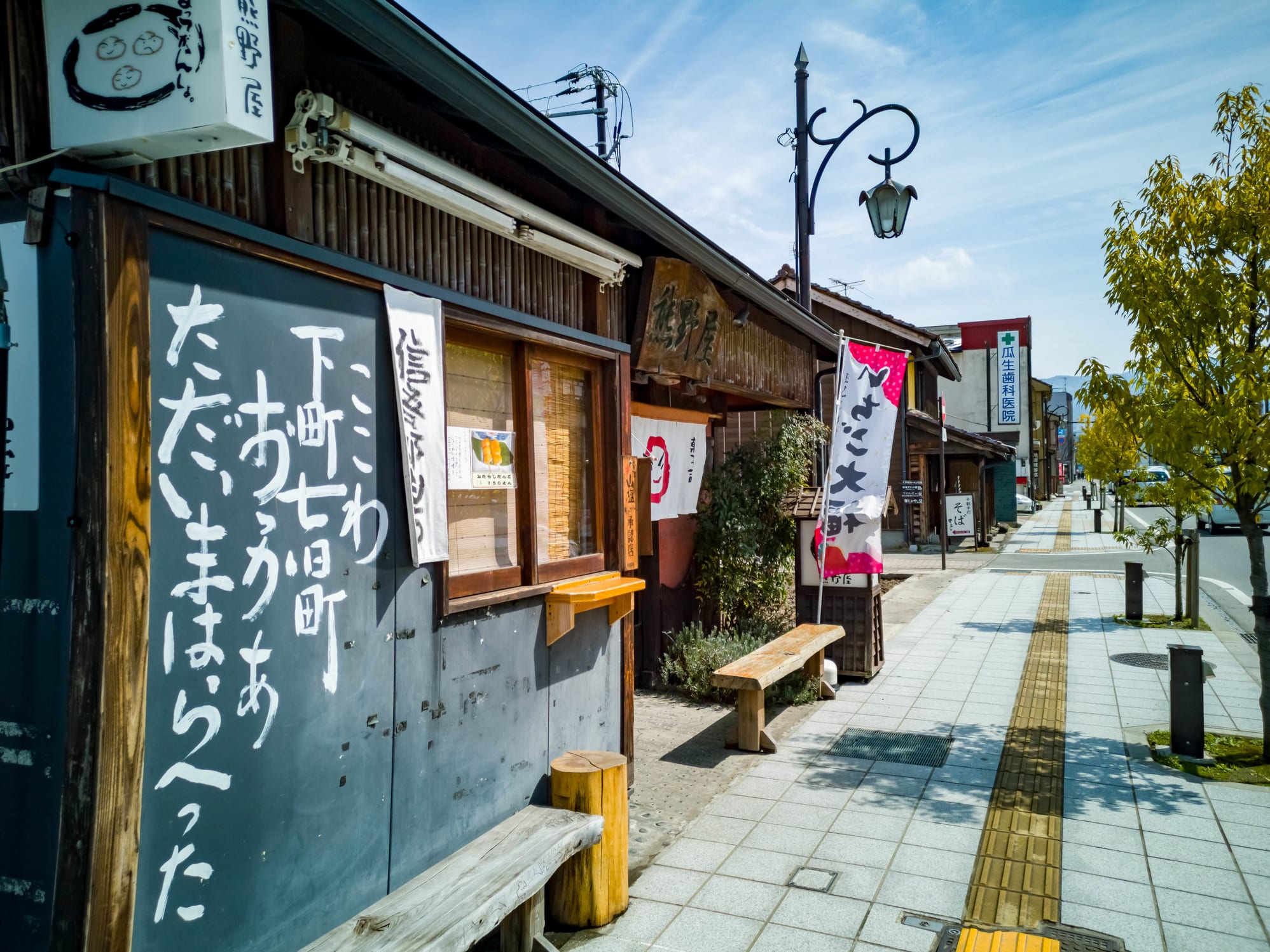 レトロな会津 七日町通りの街歩きツアー 蔵の並ぶ町並み散策＋蒔絵または絵ろうそく絵付け体験＜会津郷土料理の昼食／プライベートツアー／会津若松発＞ |  福島の観光u0026遊び・体験・レジャー専門予約サイト VELTRA(ベルトラ)