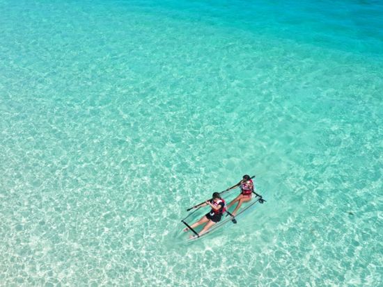 クリアカヤックツアー　海面に浮かびながら海の中を覗ける！ドローン撮影＆高画質写真データをその場でプレゼント＜2～6歳まで参加無料／当日予約可／1時間／宮古島＞