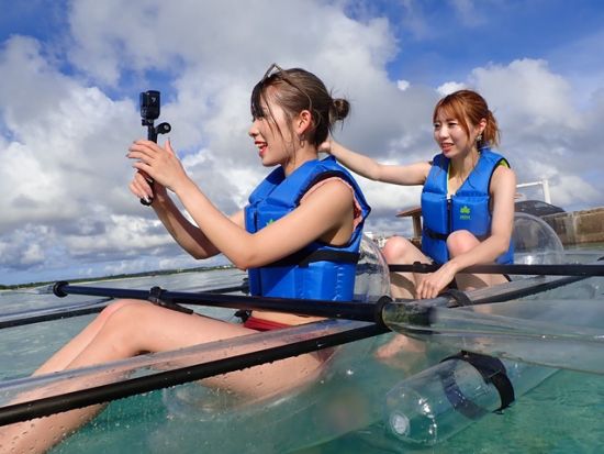 クリアカヤックツアー　海面に浮かびながら海の中を覗ける！ドローン撮影＆高画質写真データをその場でプレゼント＜2～6歳まで参加無料／当日予約可／1時間／宮古島＞