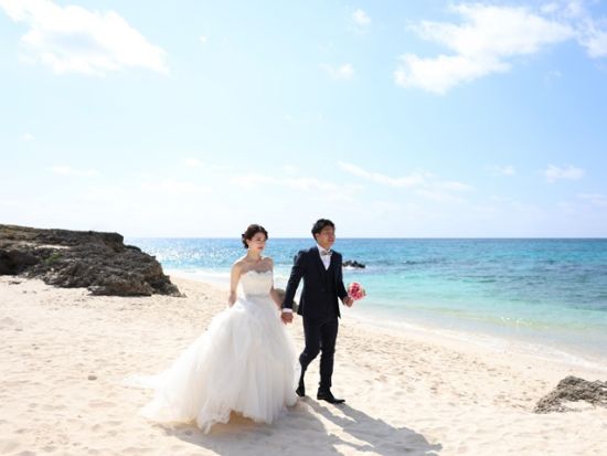ウェディングフォト　宮古ブルーを目の前に撮影！サクッと撮影できる衣装レンタルプランあり＜50カット／ロケーション追加オプションあり／宮古島＞