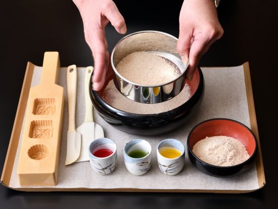 お干菓子 和三盆づくり体験　上品な甘さをお抹茶と一緒に味わって。＜2名～／阪急西京極駅よりお迎え可＞ by 八つ橋庵とししゅうやかた