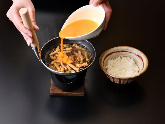 生八つ橋+京グルメづくり体験 衣笠丼+にしんそば、さらにお抹茶と八つ橋をどうぞ＜2名～／阪急西京極駅からお迎え可／右京区＞by 八つ橋庵とししゅうやかた