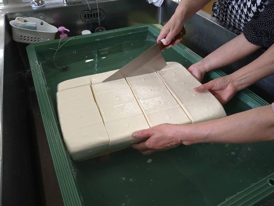 豆腐作りカット写真