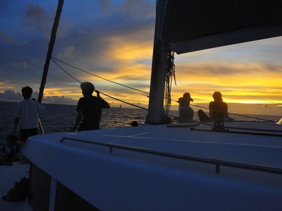 サンセットクルーザーチャーター　国内最大級カタマランヨットSky&Sea号でプライベートクルーズ へ！＜2.5時間／1～12名／糸満市発＞