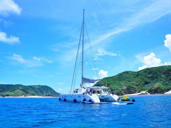 クルーザーチャーター　国内最大級カタマランヨットSky&Sea号でプライベートデイクルーズへ！＜5～7時間／1～12名／糸満市発＞