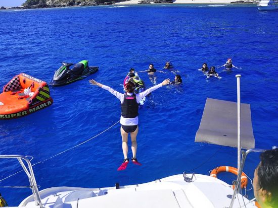 クルーザーチャーター　国内最大級カタマランヨットSky&Sea号でプライベートデイクルーズへ！＜5～7時間／1～12名／糸満市発＞