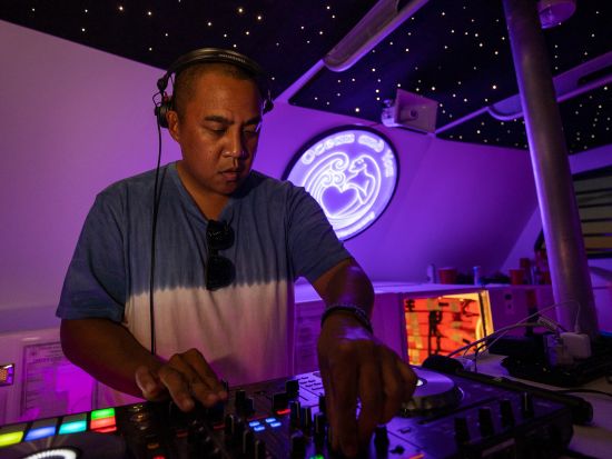 サンセットクルーズ　アリアⅡ号　夕日鑑賞の後はクラブクルーズに！DJライブ演奏とライティングで盛り上がる船上パーティー　1ドリンク付き＜ケワロ湾発＞