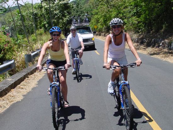 オアフ島 マウンテンバイクツアー　絶景ポイントを眺めながらタンタラスの丘を自転車で下る約8kmのコース　初心者～中級者向け＜英語ガイド＞