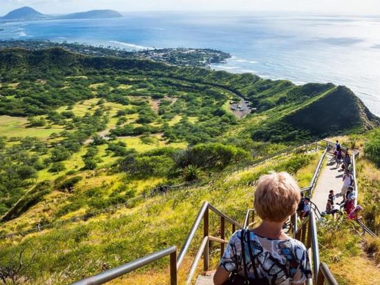 ダイヤモンドヘッド送迎シャトルサービス　自分のペースでハイキングを楽しみ、頂上からはワイキキを一望する絶景を堪能！嬉しい入場料込み＜午前／英語ドライバー＞